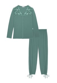 Set de loungewear din două piese, dintr-un material verde moale. Bluza cu mânecă lungă, cu nasturi și accente din dantelă, și pantaloni cu talie elastică și șnururi ajustabile.