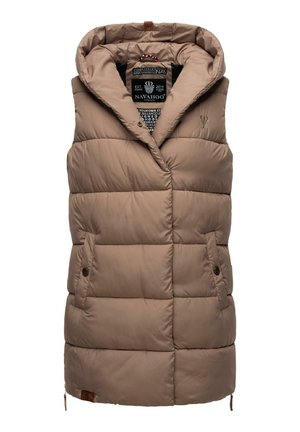 Gilet piumino marrone chiaro con cappuccio, dotato di zip frontale, due tasche laterali con bottoni e texture trapuntata. Dettaglio del logo all'interno.