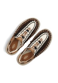 Braune und schwarze Schnürschuhe mit einem strukturierten, gewebten Obermaterial und einer weißen Zehenkappe. Sie haben eine beigefarbene Außensohle und eine gepolsterte, kastanienbraune Innensohle.