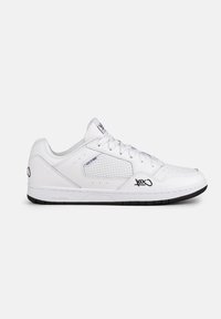 Scarpa sportiva bianca in materiale sintetico con design perforato sui lati, suola nera piatta e dettaglio del logo sul lato esterno.