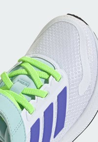 adidas Performance RUNFALCON 5   - Chaussures de running sur route - cloud white    blue   lucid lemon