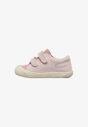Chaussure rose clair pour tout-petit avec deux brides Velcro, semelle en caoutchouc et bout arrondi, ornée d'une broderie discrète du logo sur le côté.