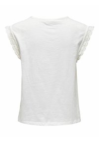 Haut blanc à manches courtes avec une texture lisse et une bordure en dentelle sur les manches. Design simple et décontracté avec un col rond et un ourlet droit.