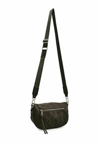 Borsa a tracolla in pelle nera trapuntata con tasca frontale con cerniera, tracolla regolabile e dettagli in metallo argentato. Superficie testurizzata.