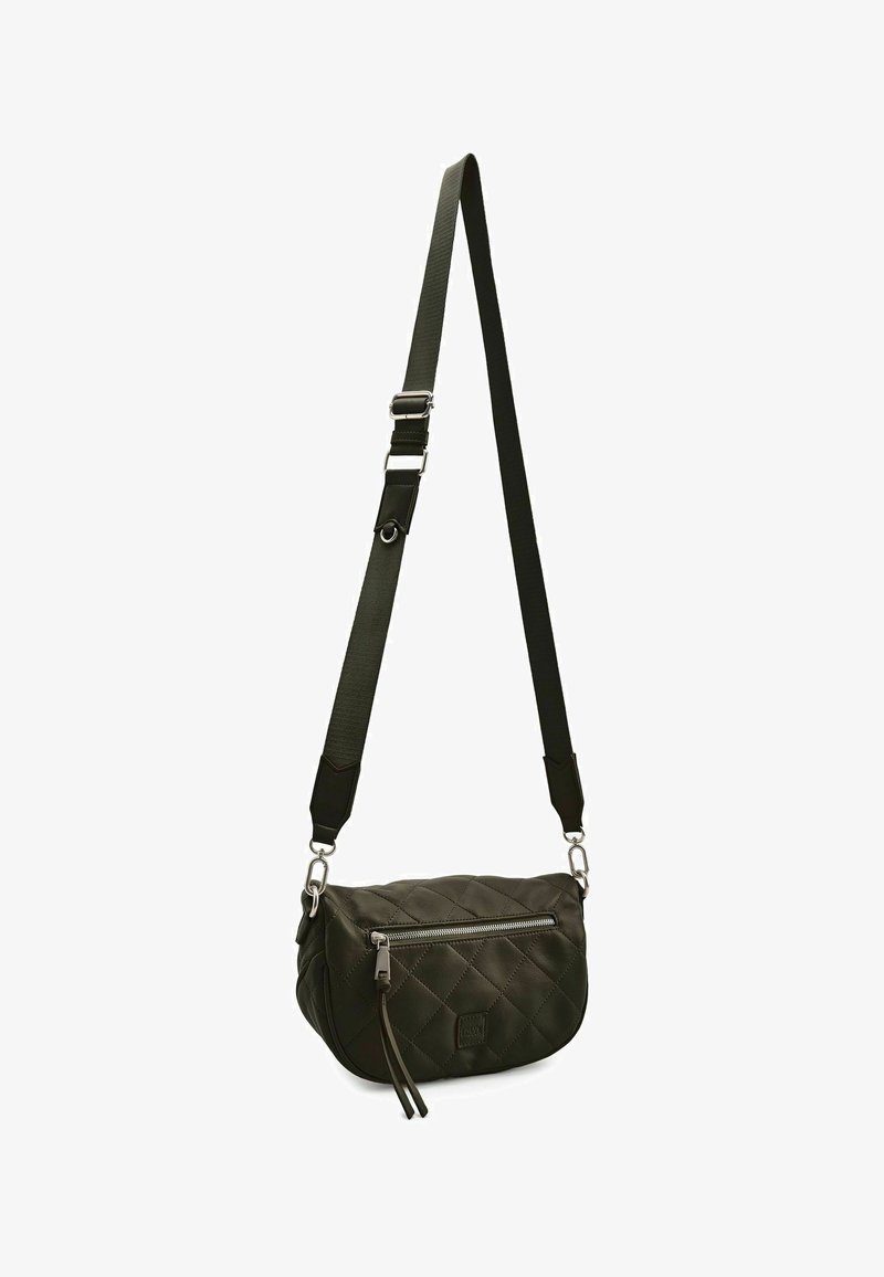 Borsa a tracolla in pelle nera trapuntata con tasca frontale con cerniera, tracolla regolabile e dettagli in metallo argentato. Superficie testurizzata.