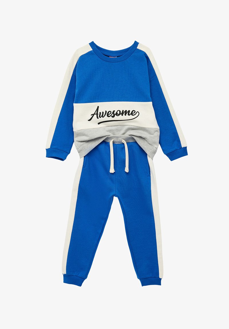 Blå sweatshirt og joggers sæt med hvide og grå accenter. Sweatshirten har teksten "Awesome"; bukserne har en elastisk talje og lommer.