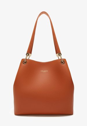 Sac à épaule en cuir marron texturé avec ferrures dorées et longues bandoulières, petit logo doré de la marque centré à l'avant.