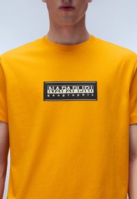Napapijri LOGO - Triko s potiskem - orange marigold
