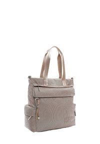 Beige tote-väska gjord av texturerad tyg, med två handtag, en framficka med dragkedja och en justerbar rem med metallaccenter.