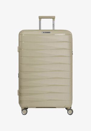 Beige harde koffer met telescopische handgreep en vier zwenkwielen, met horizontale gestructureerde ribbels aan de voorkant.