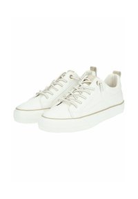Hvide lædersneakers med lav profil, rund tå, beige snørebånd og en tekstureret hælflap. Har en diskret beige stripe langs sålen.