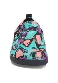 Färgglad slip-on sko med ett blandat mönster av turkos, rosa, svart och lila designs. Tillverkad av tyg med en texturerad yta. Svart sula.