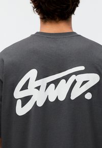 PULL&BEAR WITH LOGO - T-shirts print - grey