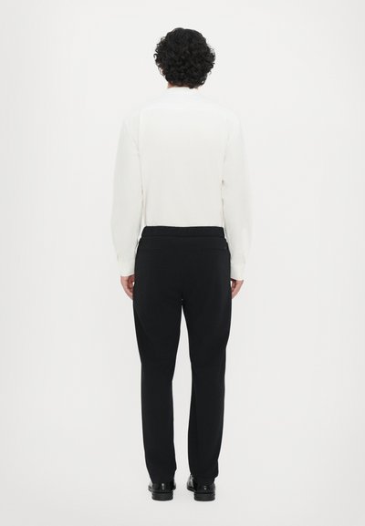CLOSED VIGO TAPERED - Chinos tipa bikses - dark night