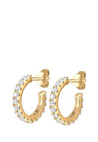 Goldene Creolen mit gezacktem Rand, verziert mit klaren Kristallen entlang des äußeren Randes. Sichere Steckverschluss-Rückseite zur Schließe.