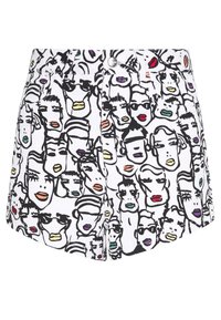 Bílé šortky s tištěným motivem různých tváří v černých obrysích, s barevnými rty a akcenty v různých odstínech.