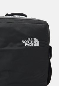 The North Face BASE CAMP VOYAGER DUFFEL 32L UNISEX - Borsa da viaggio - black/white