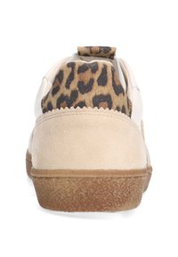 Sneaker mit einem beigen Wildlederbasis und einem Leopardenmuster-Stoff an der Ferse, ausgestattet mit einer strukturierten Gummisohle und einer Zuglasche auf der Rückseite.