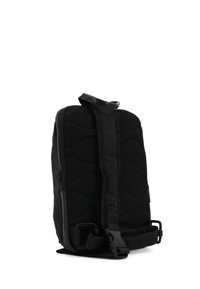 Zaino nero con superficie in rete testurizzata, design elegante, tracolla regolabile e un compartimento con zip sul lato per un facile accesso.