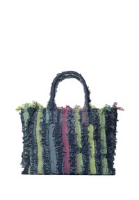 Borsa a tracolla con texture, caratterizzata da bordi sfrangiati e righe verticali in blu navy, verde e rosa. Due manici robusti per il trasporto.