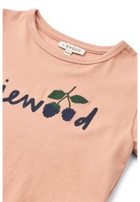 Pfirsichfarbener Baumwoll-T-Shirt mit navy-blauem Text "viewood" und gestickten Brombeeren mit grünen Blättern. Rundhalsausschnitt und weiche Textur.