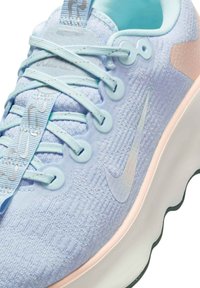 Svijetloplava atletska cipela s teksturiranim gornjim dijelom od tkanine, podstavljenim okovratnikom i glatkim gumenim potplatom. Ima zaobljene vezice i Nike logo.