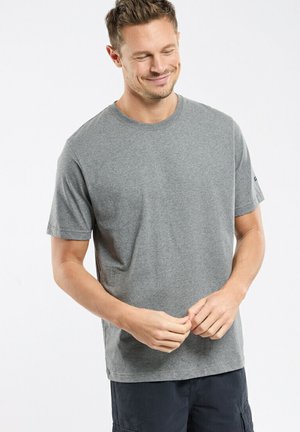 T-shirt en coton gris avec col rond et manches courtes, offrant une coupe décontractée et un logo discret sur la manche gauche.