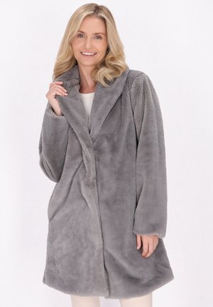 Cappotto in pelliccia sintetica grigia con colletto, maniche lunghe e tasche laterali. Presenta una texture morbida e un design fino al ginocchio.