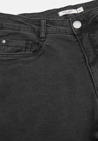 Mörkgrå denimjeans med en slät yta, som har en framficka, en silverfärgad knapp och en märkt inre midjeband.