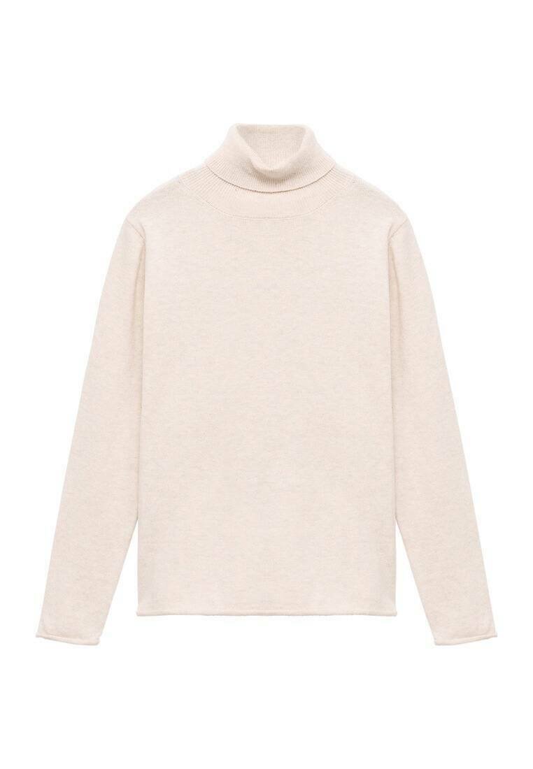 Svetlo bež pulover s turtleneck iz mehke, strukturirane tkanine. Ima dolge rokave in prilegajoč visoki ovratnik z ravnim robom.