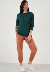 LELA CREW NECK - Sportska majica - dark green melange