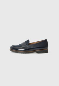 Mocassins en cuir marine avec une finition brillante, dot�és d'un design à enfiler, d'une semelle en caoutchouc et d'une bande décorative sur le dessus.