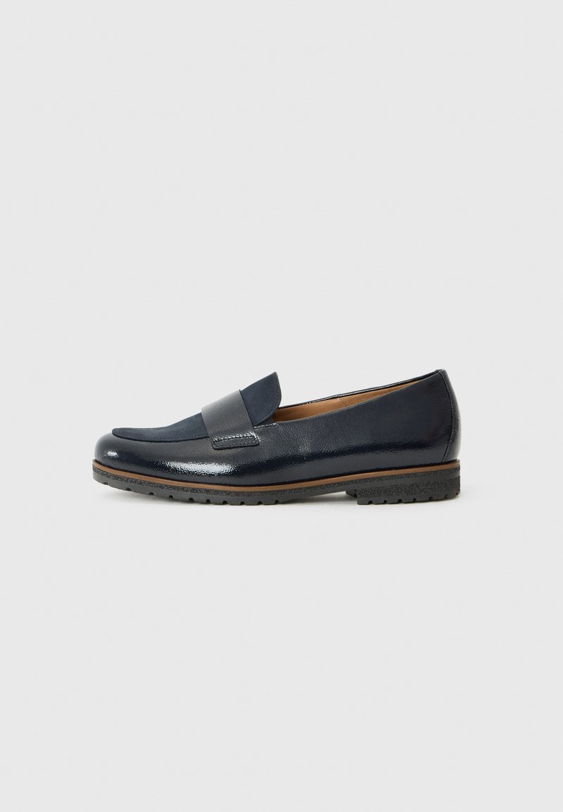 Mocassins en cuir marine avec une finition brillante, dotés d'un design à enfiler, d'une semelle en caoutchouc et d'une bande décorative sur le dessus.
