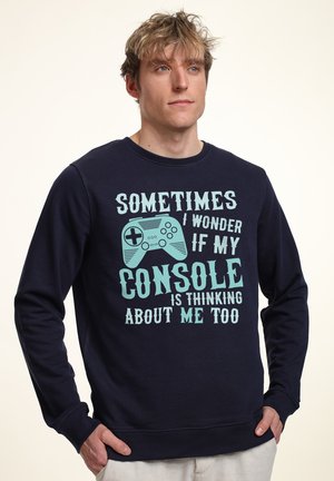 Marine crewneck sweatshirt lavet af bomuld, med et grafisk design der inkluderer tekst og en game controller i mintgrøn.