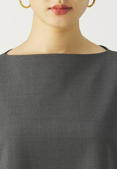 Tmavosivý textil s hladkým, mierne textúrovaným povrchom. Má široký, štvorcový v�ýstrih a dopĺňajú ho veľké zlaté kruhové náušnice.