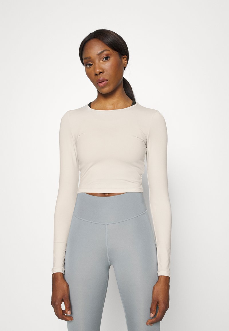 Damen Sportbekleidung | Casall CROP LONG SLEEVE Langarmshirt light sand/sand - PG52826 Damen Sportbekleidung | Casall CROP LONG SLEEVE Langarmshirt light sand/sand - PG52826