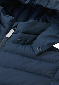 Granatowa kurtka puchowa z przeszywanym, pikowanym wzorem, suwak z metalowym uchwytem oraz czarne akcenty z zatrzaskami.