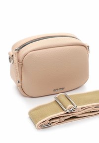 Borsa a tracolla in pelle beige con forma arrotondata, chiusura con zip e finiture in argento. Include una tracolla intrecciata e regolabile in un delicato color sabbia.