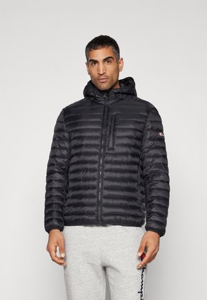 Giubbotto imbottito nero con cappuccio, dotato di chiusura a zip, polsini a costine e tasca sul petto. Design leggero e trapuntato con una texture liscia.