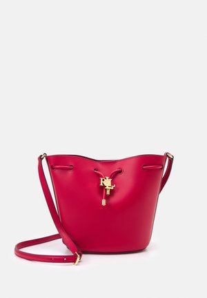 Bolso tipo bolso de cubo de cuero rojo con correa ajustable para el hombro y charm con el logo RL en tono dorado en el cierre de cordón frontal.