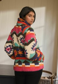 Next BORG HALF REGULAR FIT - Flísová bunda - bright ikat