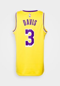 Camiseta de baloncesto amarilla con acentos morados, con "DAVIS" y el número "3" impresos en negrita morada en la parte posterior. Diseño de textura de malla.
