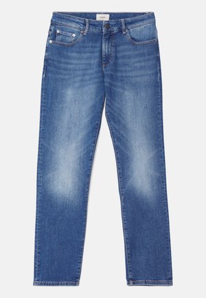 Jeans en denim bleu clair à coupe droite, avec cinq poches, des patches décolorés et des coutures contrastées. La taille présente une fermeture à bouton en métal.