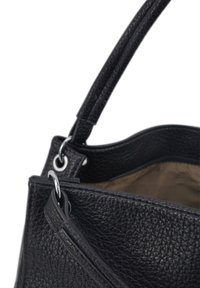 Zwart leren handtas met een gestructureerd oppervlak. Voorzien van hardware in zilverkleur en een enkele schouderriem. Open bovenkant met een zachte beige binnenkant.