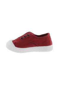Scarpa slip-on in tela rossa con punta in gomma bianca e suola testurizzata. Presenta due occhielli in metallo per la ventilazione. Materiale superiore liscio.