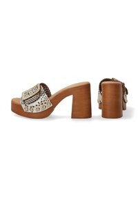 Bruine haksandalen met een metallic geweven bovenkant, grote gespaccent en ronde studs. Het design met blokhak biedt stabiliteit en ondersteuning.