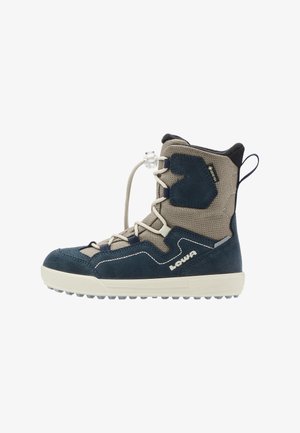Botte de randonnée mi-haute en bleu marine et beige avec fermoir à lacets, semelle texturée et logo "Lowa" sur le côté.
