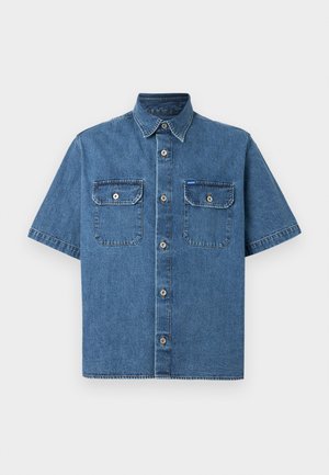 Korte mouwen spijkerblouse in het blauw, met een knoopsluiting aan de voorkant, twee borstzakken en een puntkraag met zichtbare stikdetails.