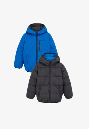 Két pufi dzseki: az egyik kék, elülső zsebbel, a másik fekete, steppelt mintával; mindkettő kapucnis és cipzáras.