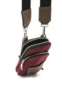 Borsa a più scomparti realizzata in tessuto bordeaux, con dettagli neri, cerniere argentate e rifiniture in pelle marrone. Design appiattito con sezioni modulari.